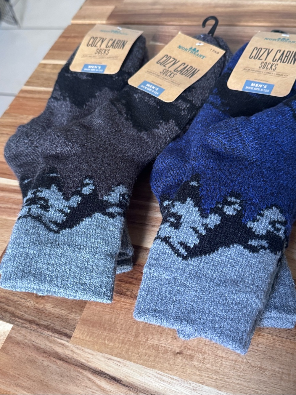 Men’s 4 pairs cozy cabin aloe infused socks NWT size 8-12.5 black/gray Blue/blk
